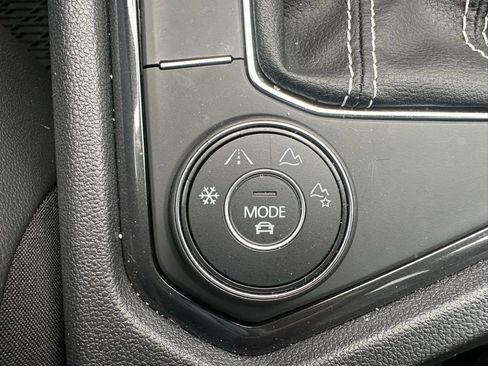 Used 2023 Volkswagen Tiguan SE AWD/4WD image 12