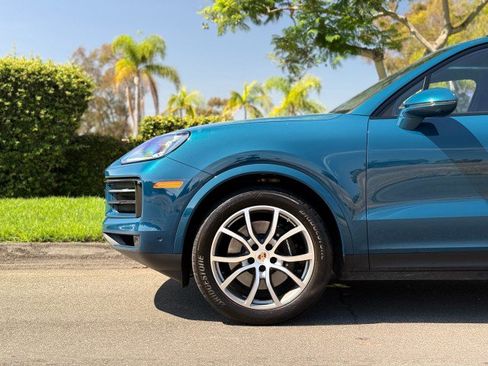 Used 2025 Porsche Cayenne AWD/4WD image 3