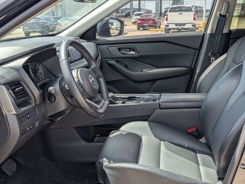 Used 2024 Nissan Rogue SV w/ SV Premium Package image 28