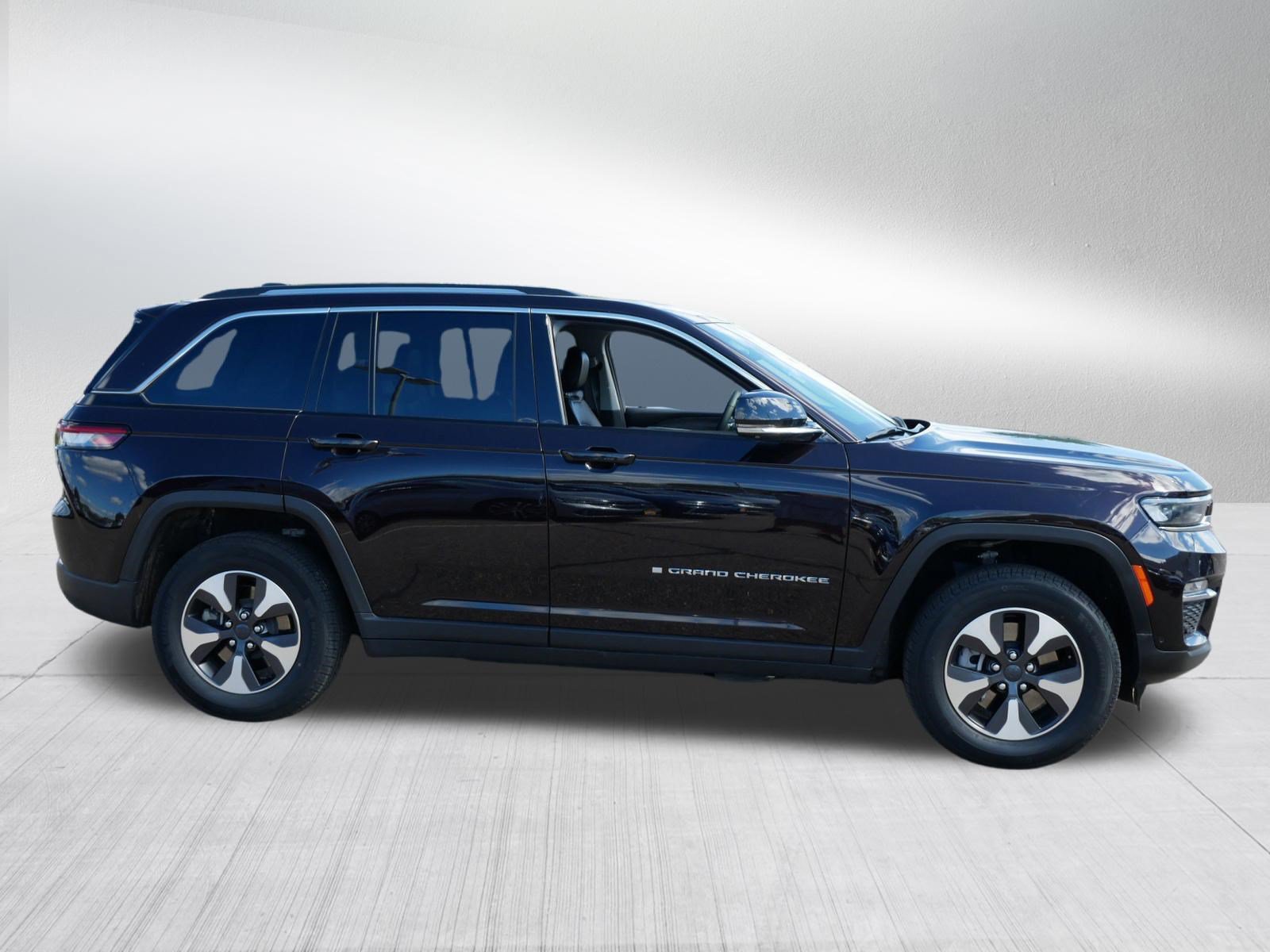 Used 2022 Jeep Grand Cherokee Limited 4xe w/ Luxury Tech Group II AWD/4WD image 8