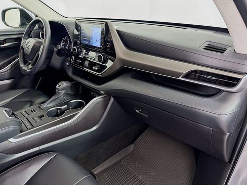 Used 2022 Toyota Highlander XLE AWD/4WD image 32