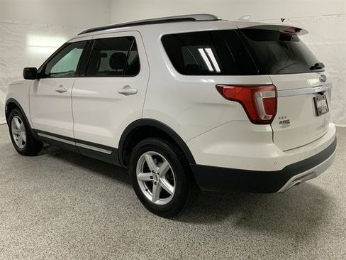 Used 2017 Ford Explorer XLT w/ Equipment Group 202A AWD/4WD image 8