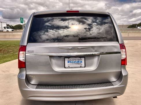 Used 2015 Chrysler Town & Country Touring w/ Driver Convenience Group FWD image 6