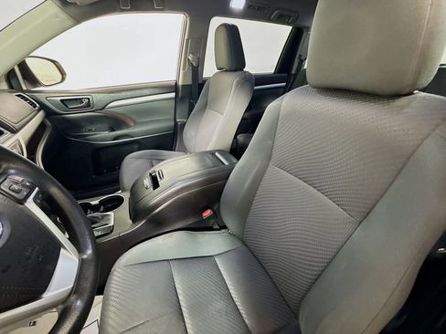 Used 2019 Toyota Highlander LE image 18