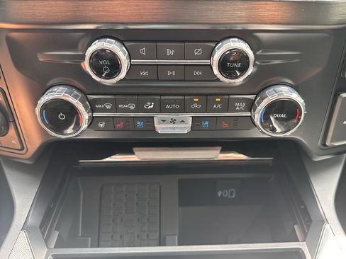Certified 2024 Ford F250 Lariat w/ Lariat Ultimate Package AWD/4WD image 30