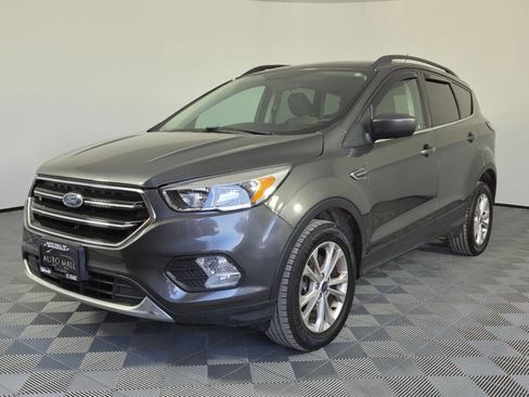 Used 2018 Ford Escape SE w/ SE Sync 3 Package AWD/4WD image 3