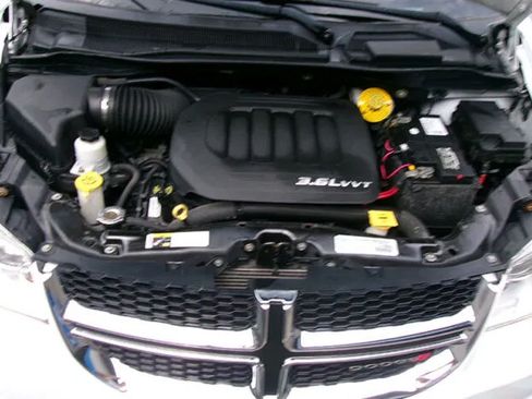Used 2017 Dodge Grand Caravan SXT FWD image 13