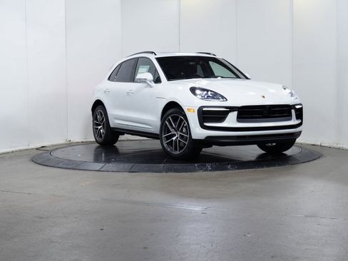 Certified 2025 Porsche Macan image 9