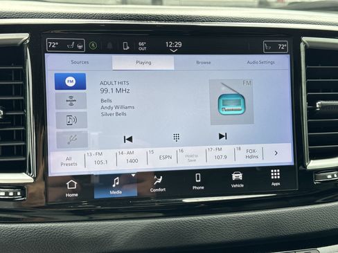 Used 2023 Chrysler Pacifica Touring-L image 18