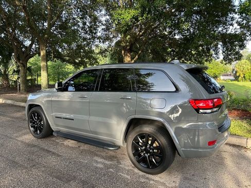 Used 2020 Jeep Grand Cherokee Altitude RWD image 4