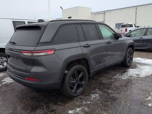 Used 2023 Jeep Grand Cherokee Altitude image 2