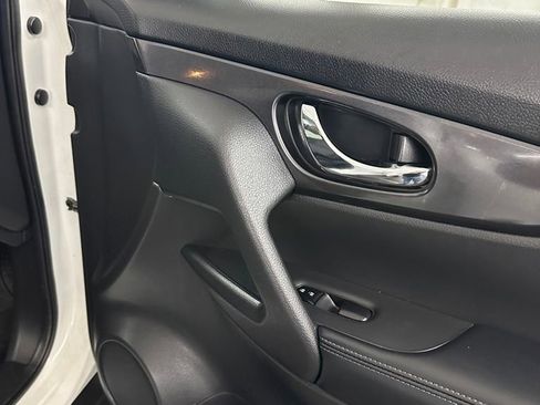 Used 2018 Nissan Rogue SV image 32