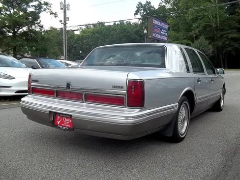 Used 1997 Lincoln Town Car Signature image 3