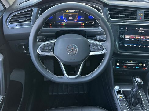 Used 2022 Volkswagen Tiguan SE w/ Panoramic Sunroof Package image 14