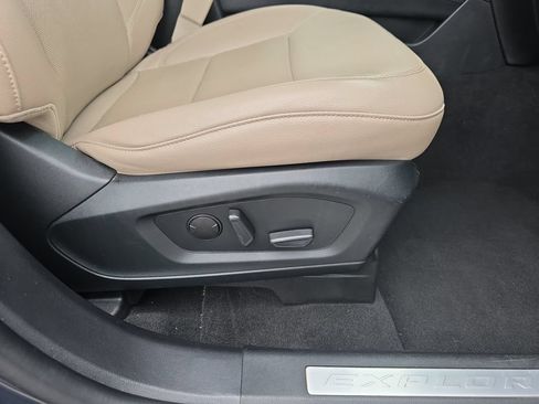 Used 2022 Ford Explorer Limited w/ Equipment Group 301A RWD image 36