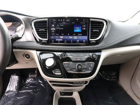 Used 2023 Chrysler Pacifica Touring-L AWD/4WD image 16