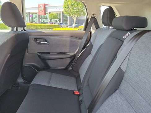 Used 2021 Nissan Rogue SV image 15