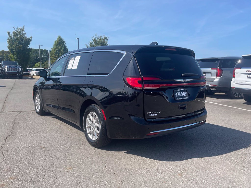 Used 2024 Chrysler Pacifica Touring-L FWD image 11