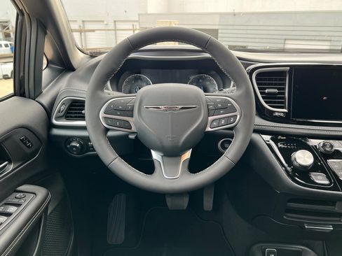 New 2026 Chrysler Pacifica Select image 12