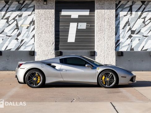 Used 2019 Ferrari 488 Spider image 18