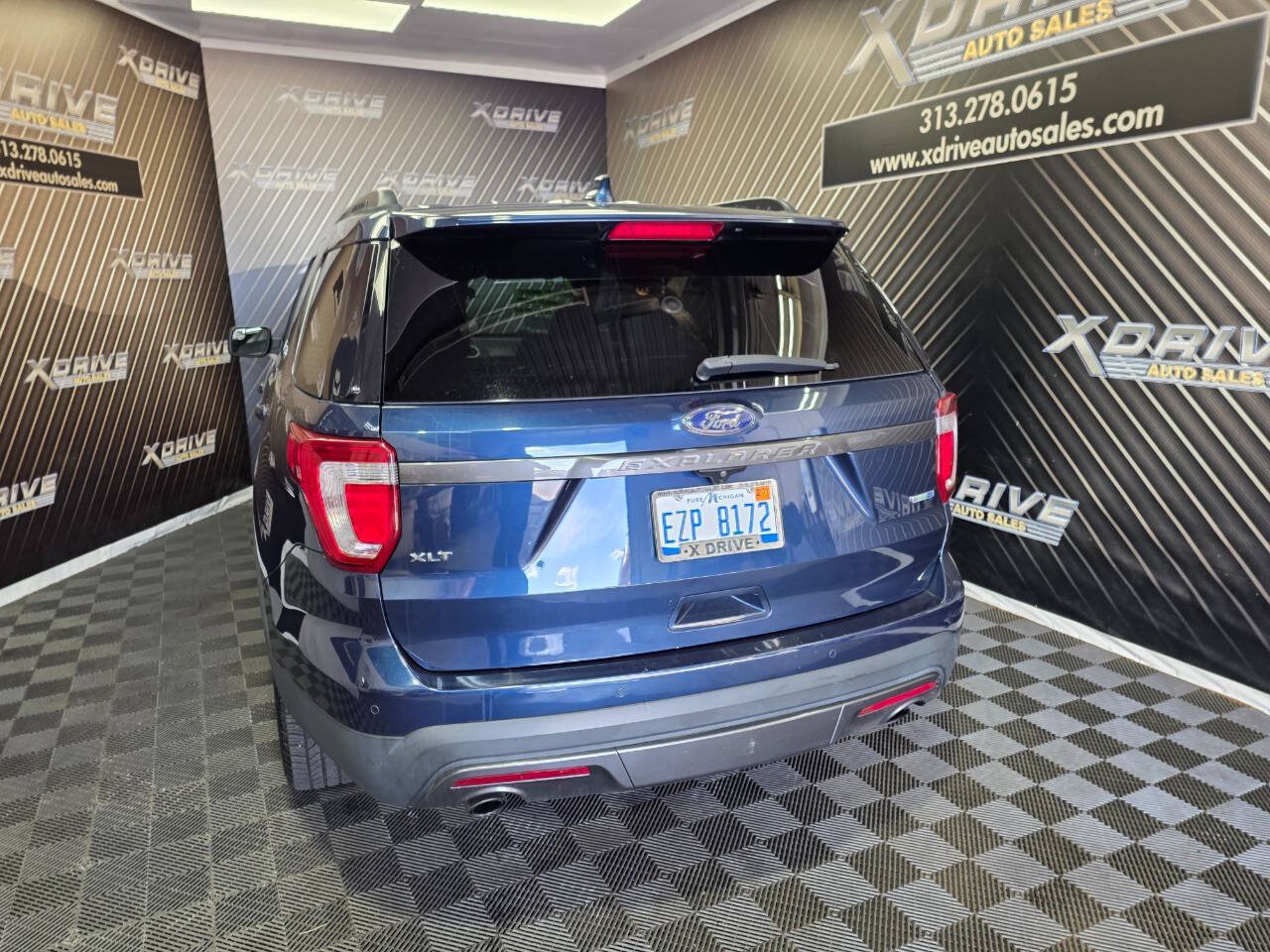 Used 2017 Ford Explorer XLT w/ Equipment Group 202A AWD/4WD image 11
