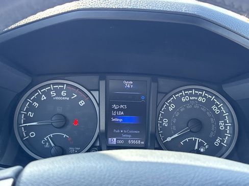 Used 2018 Toyota Tacoma TRD Sport image 23