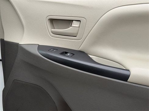 Used 2020 Toyota Sienna L image 24