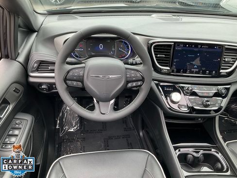 Used 2023 Chrysler Pacifica Limited w/ Uconnect Theater Family Group FWD image 39