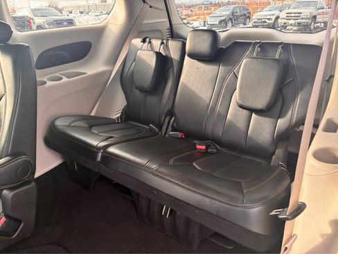 Used 2024 Chrysler Pacifica Touring-L image 11