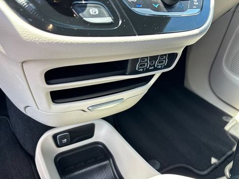 Used 2023 Chrysler Pacifica Touring-L FWD image 24