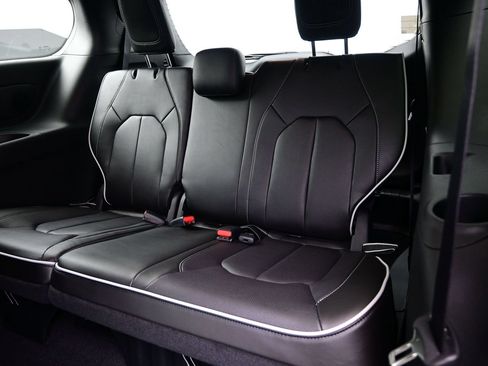 New 2027 Chrysler Pacifica Limited AWD/4WD image 14