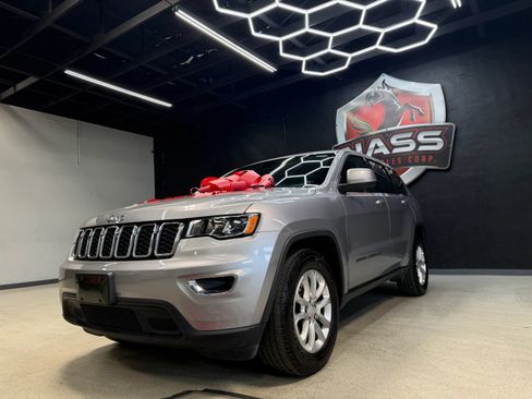 Used 2021 Jeep Grand Cherokee Laredo RWD image 3