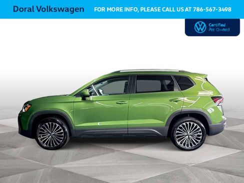 Used 2025 Volkswagen Taos SE w/ Panoramic Sunroof Package image 5