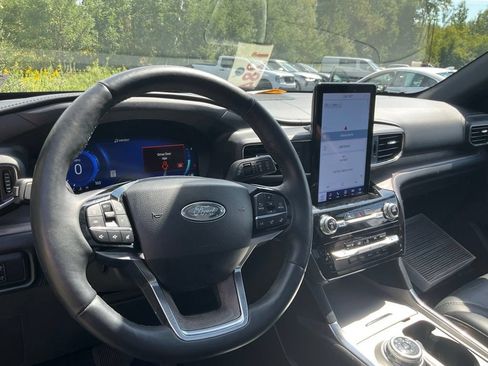 Used 2024 Ford Explorer Platinum w/ Technology Package AWD/4WD image 12