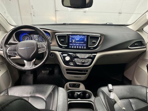 Used 2019 Chrysler Pacifica Touring-L FWD image 4