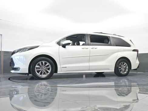 Used 2021 Toyota Sienna XLE image 60