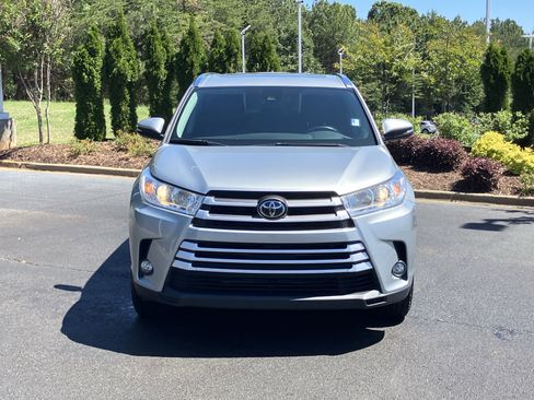 Used 2019 Toyota Highlander XLE AWD/4WD image 3