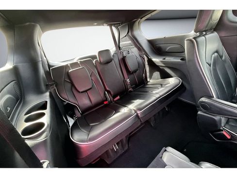 Used 2025 Chrysler Pacifica Limited FWD image 32