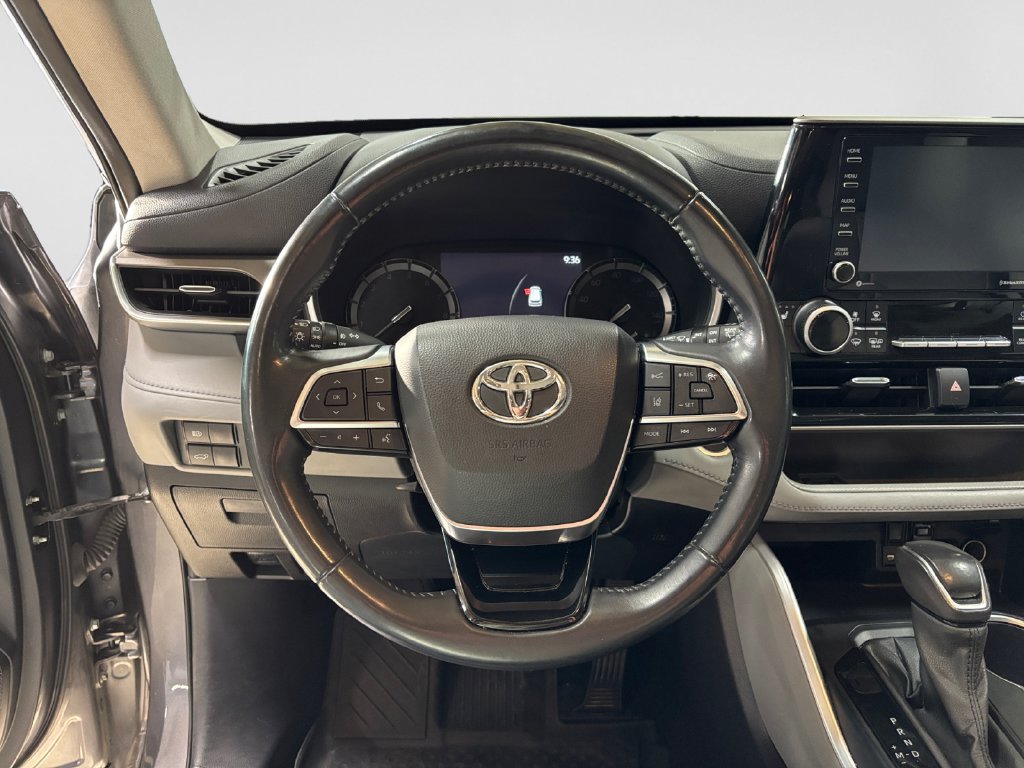 Used 2021 Toyota Highlander XLE FWD image 11