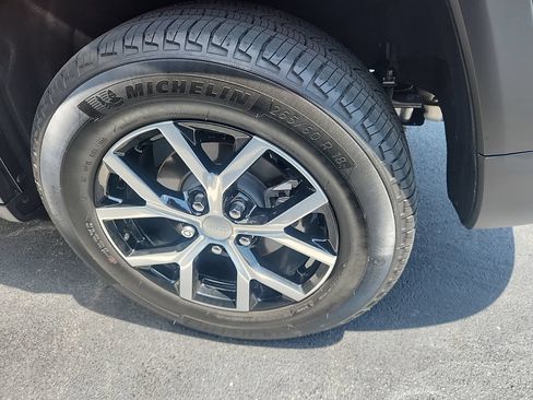 Used 2025 Jeep Grand Cherokee Limited AWD/4WD image 6
