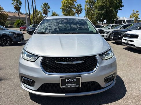Used 2024 Chrysler Pacifica Touring-L FWD image 10