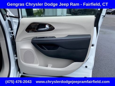 Certified 2024 Chrysler Pacifica Limited FWD image 42