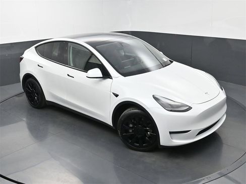 Used 2024 Tesla Model Y Long Range image 30