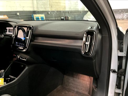 Used 2021 Volvo XC40 P8 Recharge image 17