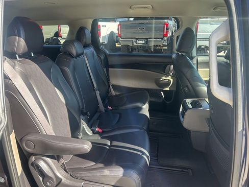 Used 2025 Kia Carnival image 17