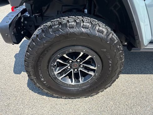 Used 2025 Jeep Wrangler Unlimited Rubicon AWD/4WD image 9