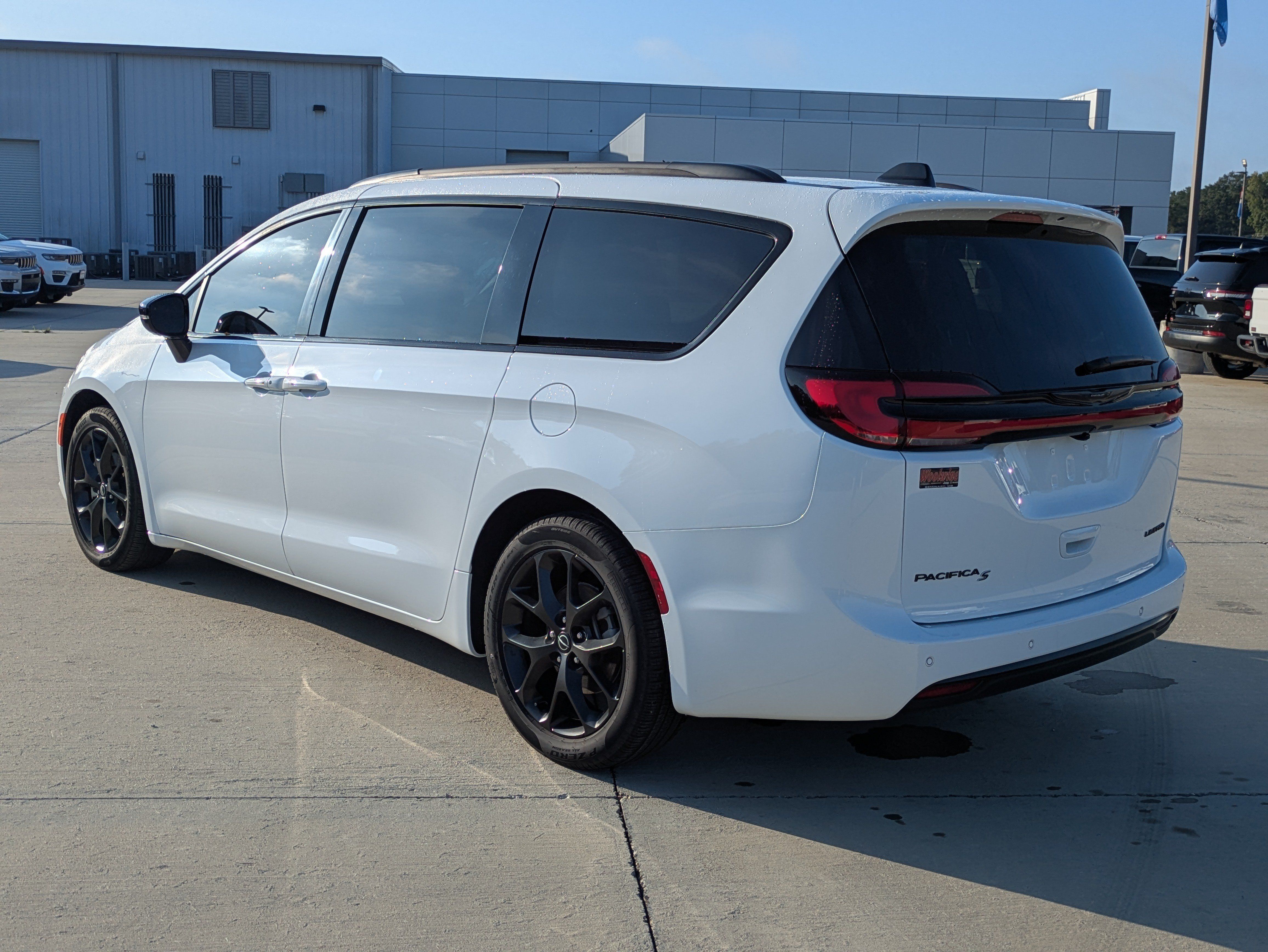 Used 2026 Chrysler Pacifica Limited w/ S Appearance Package FWD image 3