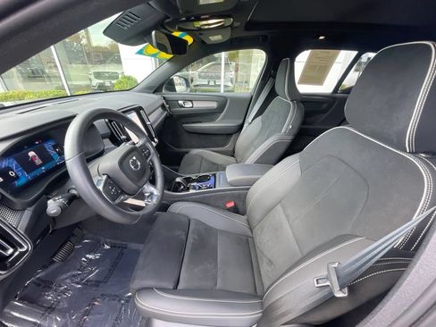 Used 2025 Volvo XC40 B5 Plus AWD/4WD image 21