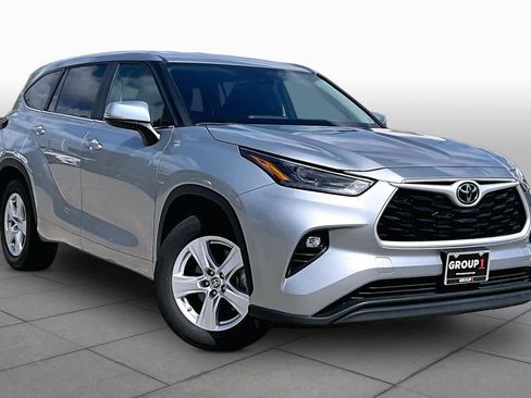 Used 2025 Toyota Highlander XLE FWD image 3