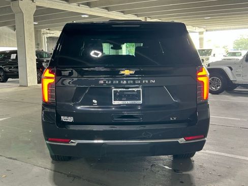 Used 2025 Chevrolet Suburban LT image 4